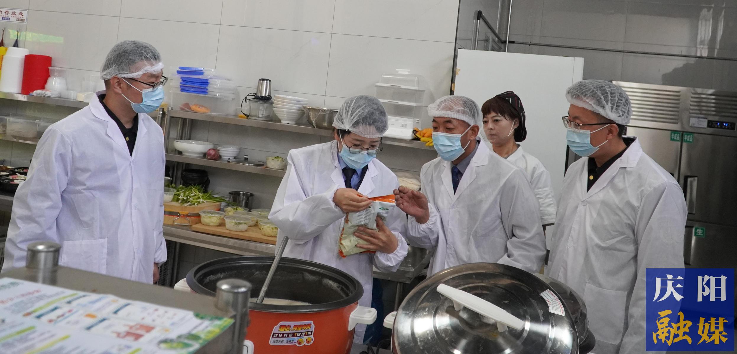 市区两级市场监管部门执法人员检查经营主体后厨食材及物料储存情况。