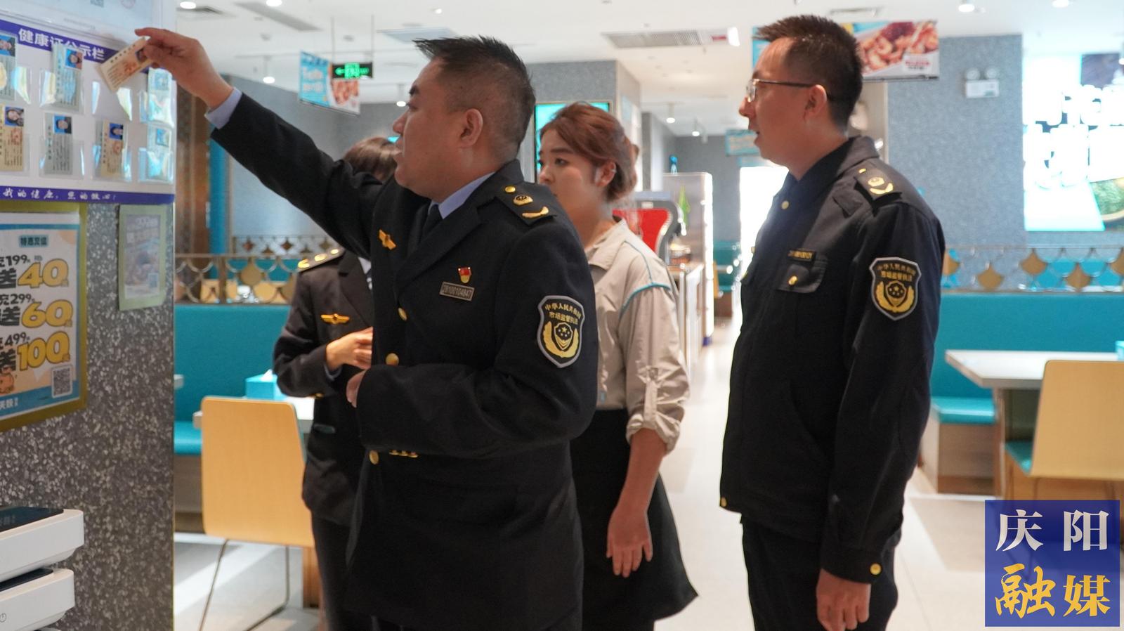 市区两级市场监管部门执法人员检查经营主体人员信息公示情况。