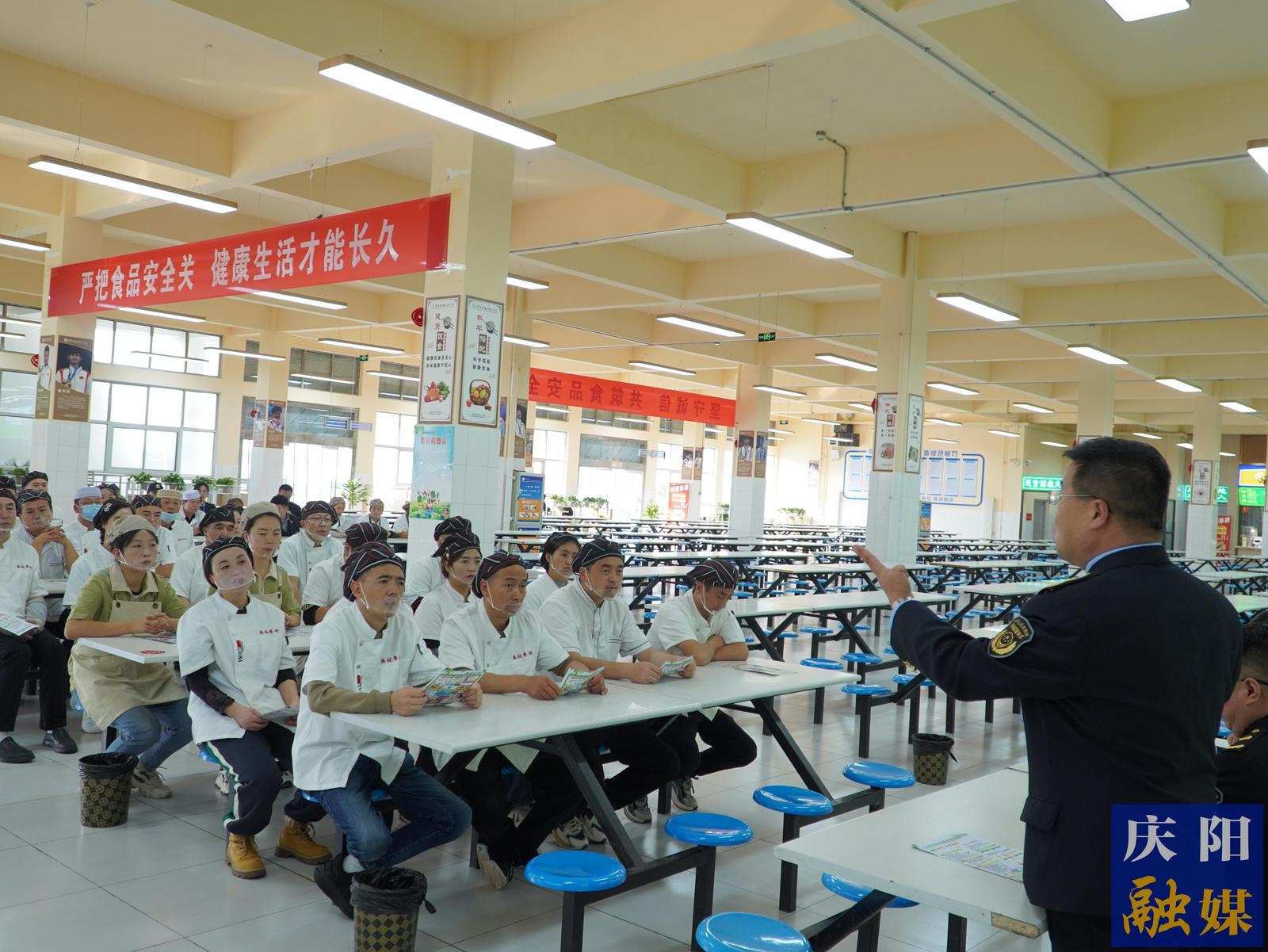 西峰区市场监督管理局开展“局长进校园活动”。