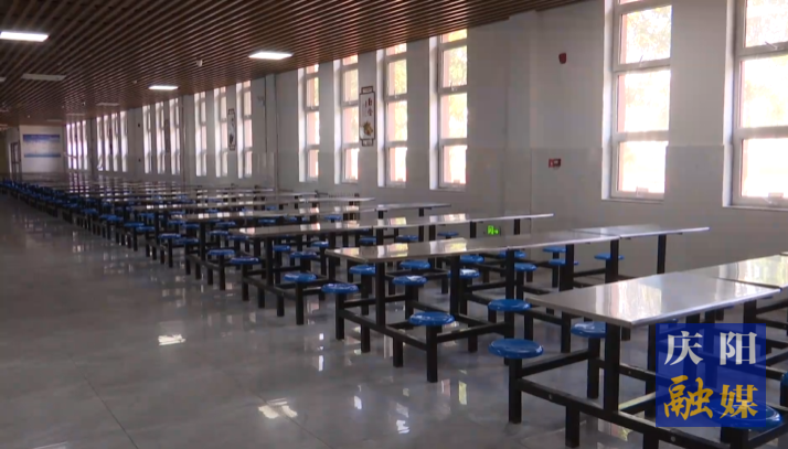 合水一中学校食堂就餐区。