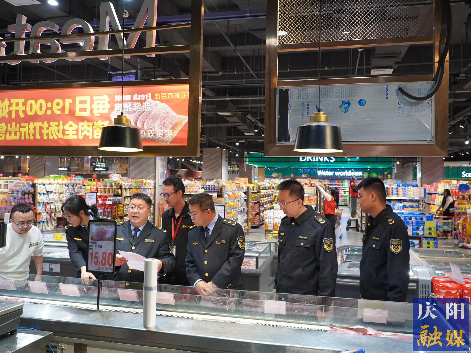 市区两级监管部门执法人员检查商超生鲜食品进货渠道及肉品是否新鲜。