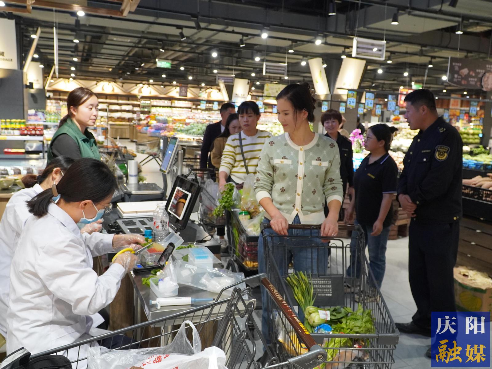 合水县食品药品检验检测中心在辖区开展食品安全快速检测工作。