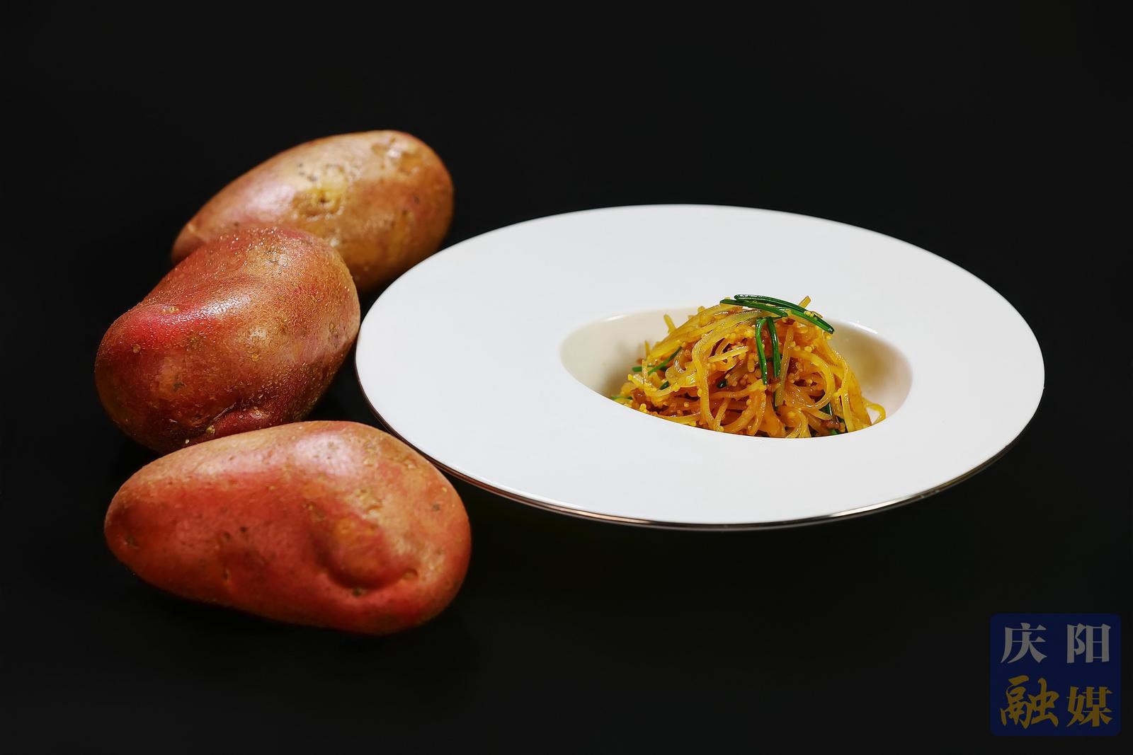 正宁小黄米炒土豆丝。